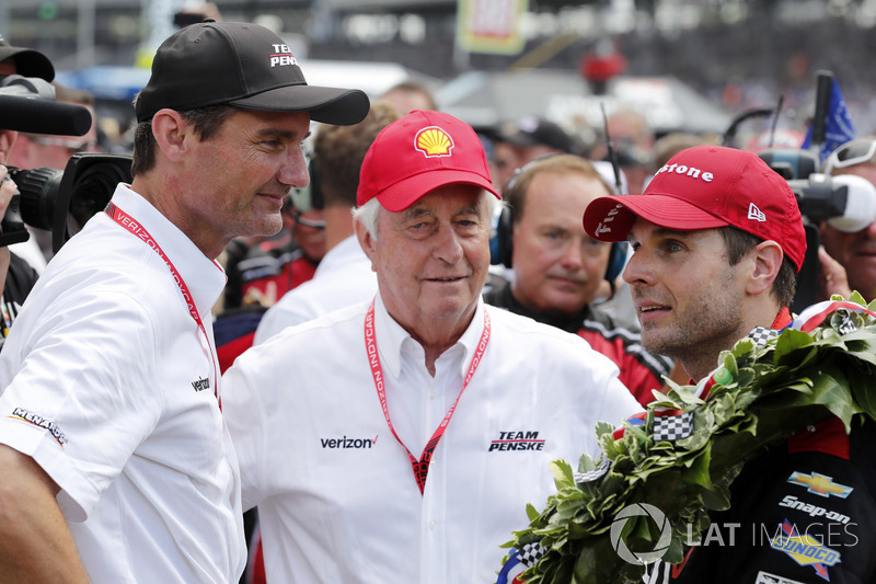 Will Power, Team Penske Chevrolet riceve le congratulazioni di Tim Cindric e Roger Penske nella victory lane
