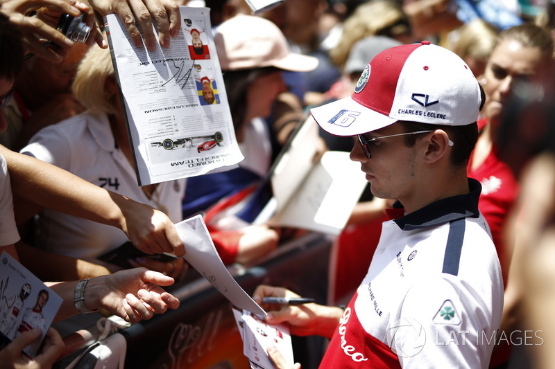Charles Leclerc, Sauber signs autographs for the fans