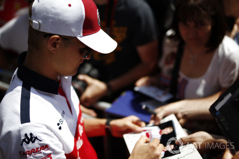 Marcus Ericsson, Sauber signs autographs for the fans