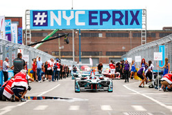 Mitch Evans, Jaguar Racing, vient sur la grille