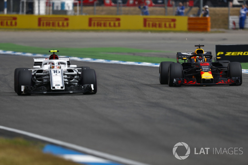 Daniel Ricciardo, Red Bull Racing RB14, passes Charles Leclerc, Sauber C37