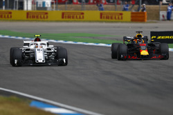 Daniel Ricciardo, Red Bull Racing RB14, passe Charles Leclerc, Sauber C37