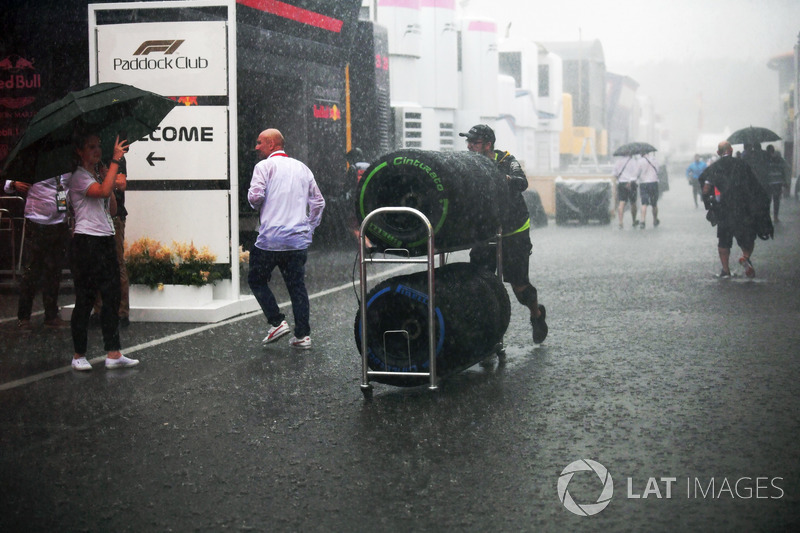 Pioggia nel Paddock dopo la gara