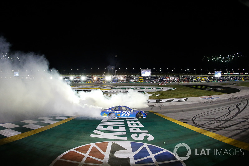 Martin Truex Jr., Furniture Row Racing, Toyota Camry Auto-Owners Insurance celebrates