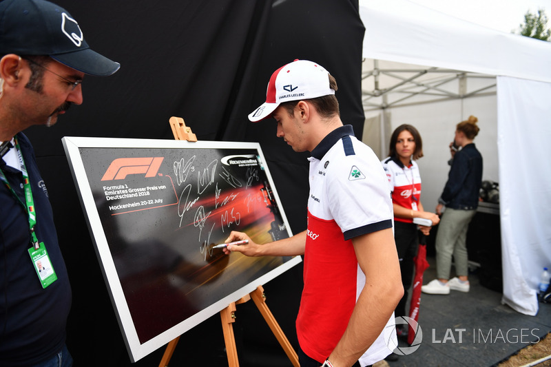 Charles Leclerc, Sauber signs an image