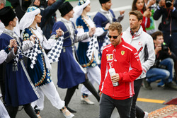 Sebastian Vettel, Ferrari, e Romain Grosjean, Haas F1 Team, nella drivers parade