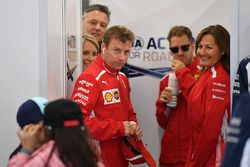 Kimi Raikkonen, Ferrari et des Grid Kids lors de la parade des pilotes