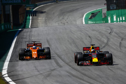Daniel Ricciardo, Red Bull Racing RB13, dépasse Fernando Alonso, McLaren MCL32
