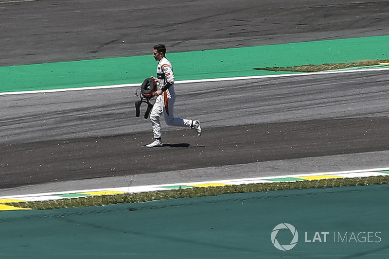 Stoffel Vandoorne, McLaren runs on track after crashing out