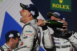Podio: il secondo classificato Earl Bamber, Porsche Team