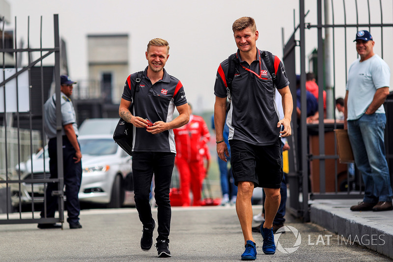 Kevin Magnussen, Haas F1 con il trainer Thomas Jorgensen