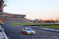 Kevin Harvick, Stewart-Haas Racing Ford prende la bandiera a scacchi