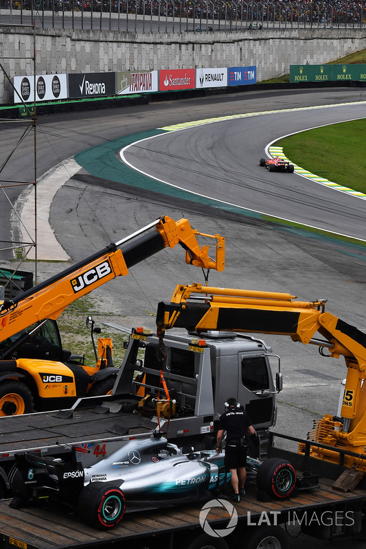 La monoposto incidentata di Lewis Hamilton, Mercedes-Benz F1 W08 viene recuperata in Q1