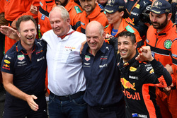 Yarış galibi Daniel Ricciardo, Red Bull Racing, Christian Horner, Red Bull Racing Team Principal, Dr. Helmut Marko, Red Bull Motorsport Consultant ve Adrian Newey, Red Bull Racing