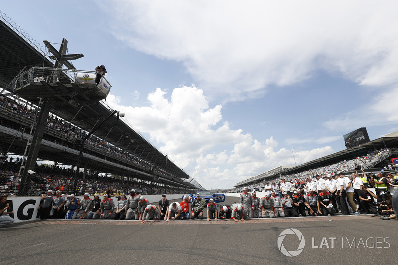 Team Penske Chevrolet besa los ladrillos