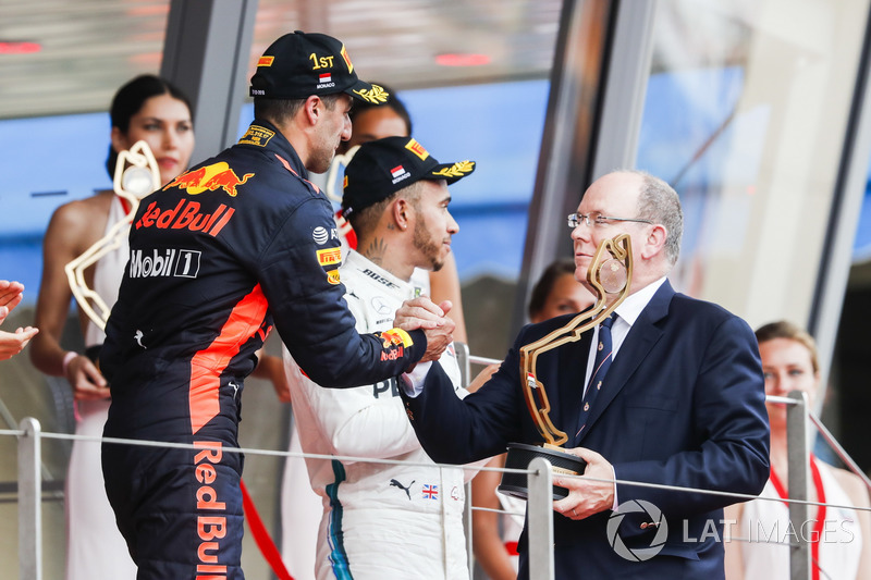 Pemenang balapan, Daniel Ricciardo menerima trofi dari Pangeran Albert