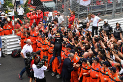 Il vincitore della gara Daniel Ricciardo, Red Bull Racing festeggia con il team nel parco chiuso
