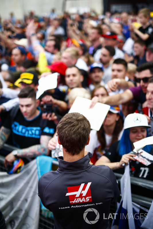 Romain Grosjean, Haas F1 Team firma autógrafos para fanáticos