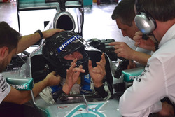 Aldo Costa, responsabile Progetto e Sviluppo Mercedes AMG F1, a colloquio con i tecnici prima del giro di pista