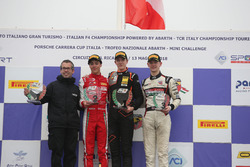 Podio Gara 3: il secondo classificato Olli Caldwell, Prema Theodore Racing, il vincitore Frederik Vesti, Van Amersfoort Racing BV, il terzo classificato Toby Sovery, KDC Racing