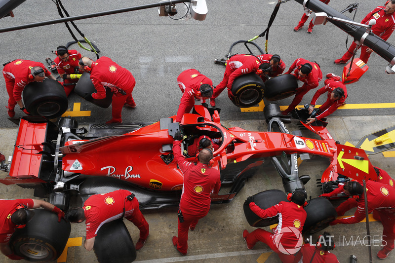 Gri ingegneri Ferrari provano un pit stop
