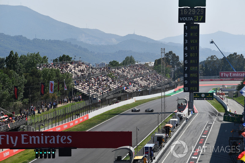 Sergey Sirotkin, Williams FW41 y Nico Hulkenberg, Renault Sport F1 Team R.S. 18