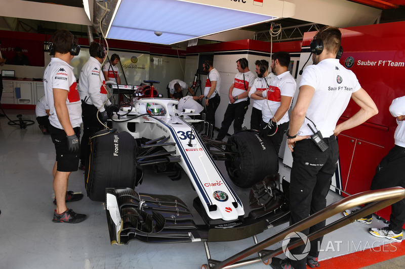 Antonio Giovinazzi, Sauber C37 in the garage
