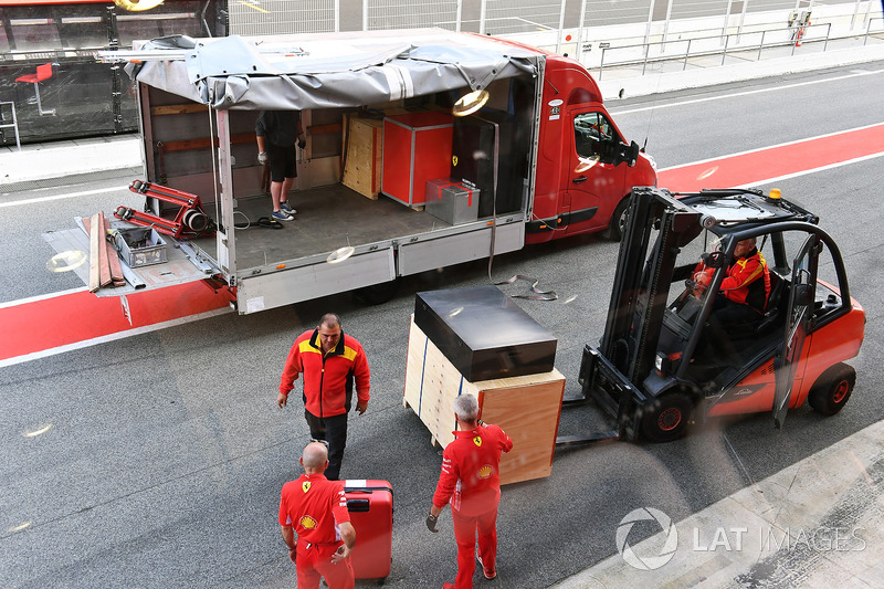 DHL con flete de Ferrari