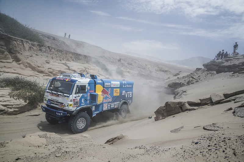 #500 Team Kamaz Master: Eduard Nikolaev, Evgeny Yakovlev, Vladimir Rybakov