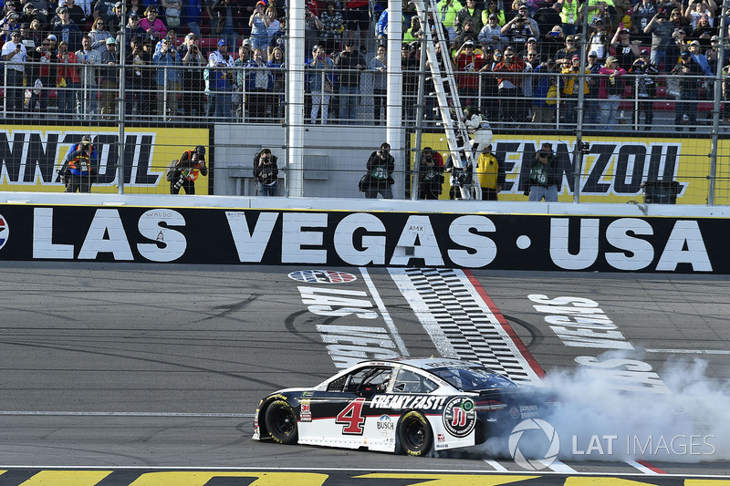 Race winner Kevin Harvick, Stewart-Haas Racing, Ford