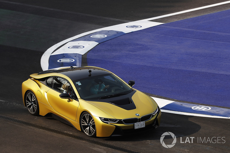Carmen Jorda mengendarai BMW i8
