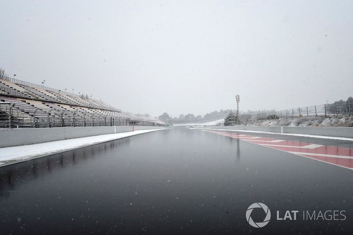 La nieve ha frenando el tercer día de test en Barcelona