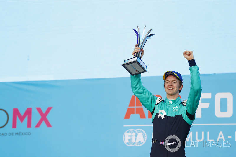 Oliver Turvey, NIO Formula E Team, celebra
