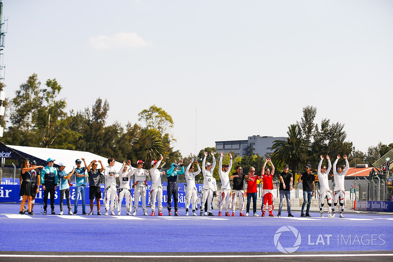 Los pilotos comienzan una ola mexicana en el estadio