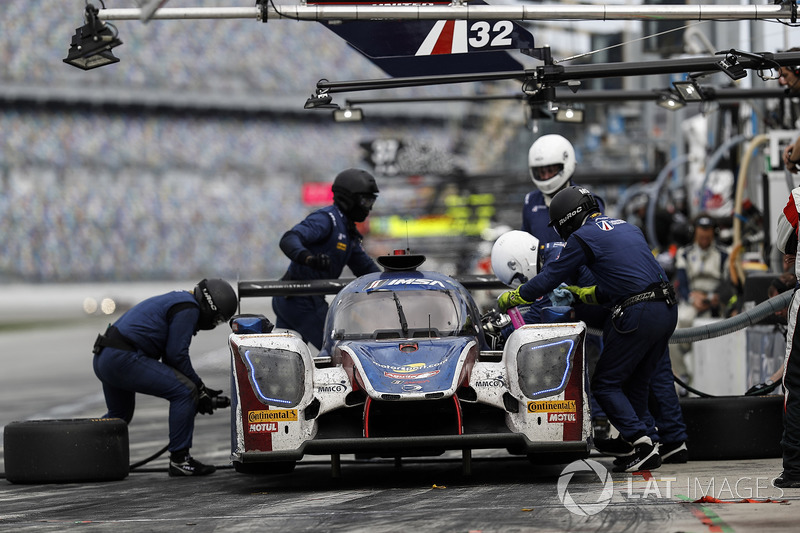 #23 United Autosports Ligier LMP2, P: Phil Hanson, Lando Norris, Fernando Alonso, pit stop