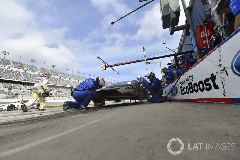#66 Chip Ganassi Racing Ford GT, GTLM: Dirk Müller, Joey Hand, Sébastien Bourdais pit stop