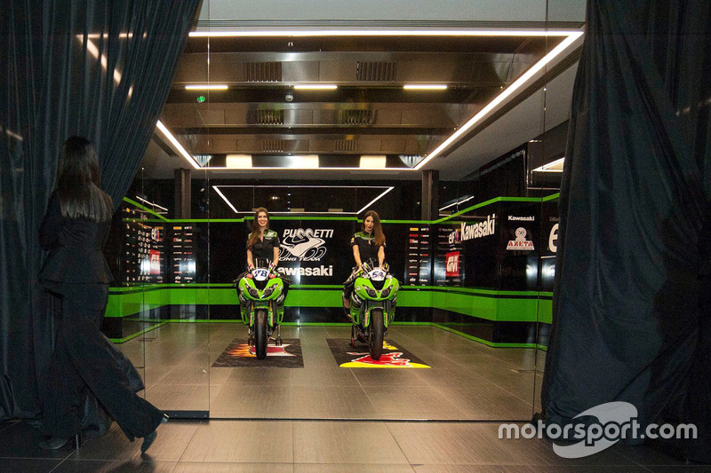 Kawasaki ZX-10RR Puccetti Racing ve Kawasaki Puccetti Racing kızı