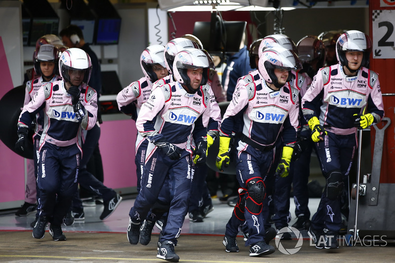 Force India mechanics in action