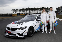 Beitske Visser en Nico Menzel met de BMW M4 GT4