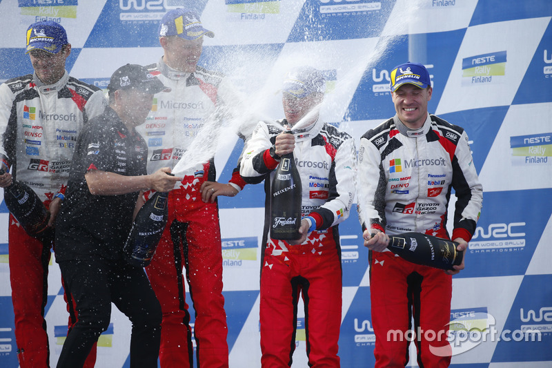 Les vainqueurs Ott Tanak, Martin Järveoja, Toyota Yaris WRC, Toyota Gazoo Racing, Les troisièmes Jari-Matti Latvala, Mikka Anttila Toyota Yaris WRC, Toyota Gazoo Racing