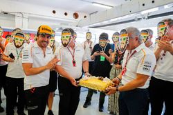 Fernando Alonso, McLaren is presented a birthday cake from the McLaren Team
