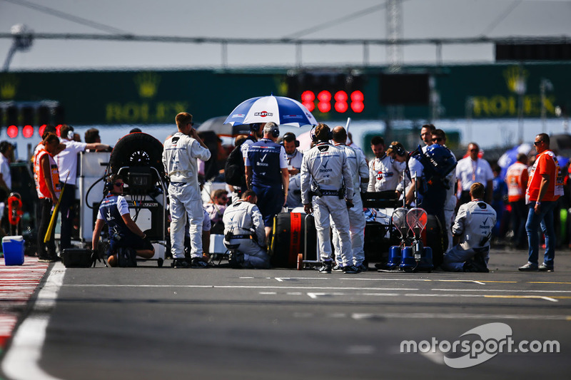 Ingenieros de Williams con el coche de Sergey Sirotkin, Williams FW41