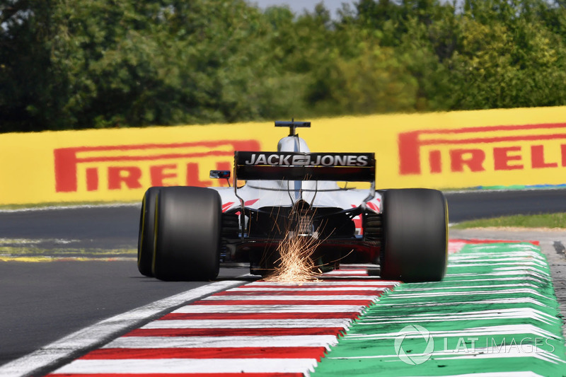 Romain Grosjean, Haas F1 Team VF-18, solleva scintille