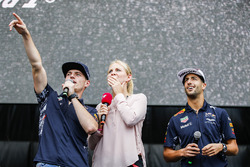 Max Verstappen, Red Bull, Daniel Ricciardo, Red Bull Racing, sul palco della F1
