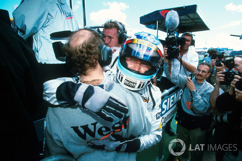 El ganador de la carrera Mika Hakkinen, McLaren celebra la victoria adoptando a Adrian Newey, Direct