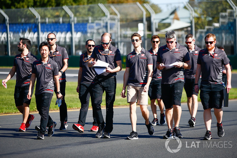 Ромен Грожан и сотрудники Haas F1 Team