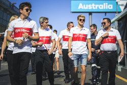 Charles Leclerc, Alfa Romeo Sauber F1 Team en Marcus Ericsson, Alfa Romeo Sauber F1 Team lopen over