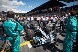 Ingenieros en la parrilla con Lewis Hamilton, Mercedes AMG F1 W09