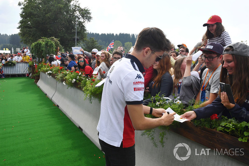 Charles Leclerc, Sauber signe des autographes pour les fans