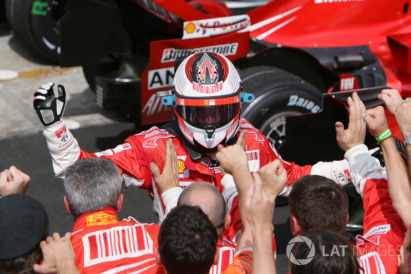 Kimi Raikkonen, Ferrari F2007, 1ª posición, celebra en el Parc Ferme